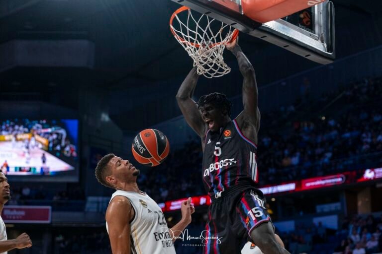 MOUHAMED FAYE of Paris Basketball dunk the ball in the face of WALTER TAVARES