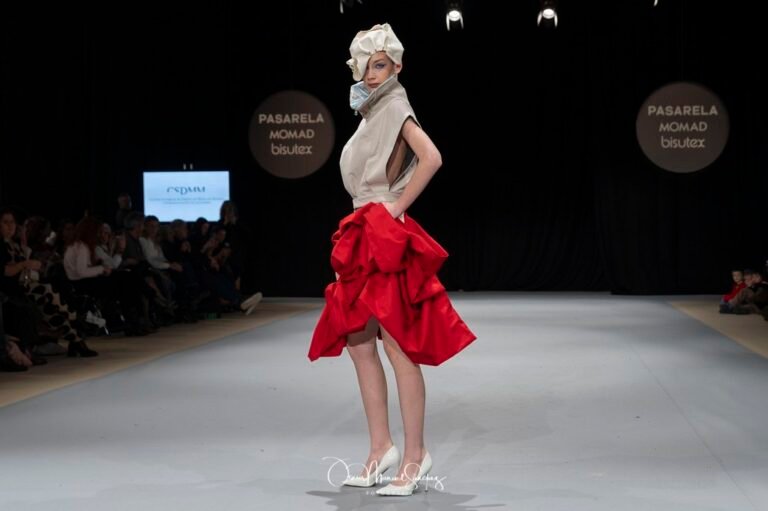 The model walks the runway at the MOMAD International Fashion Show