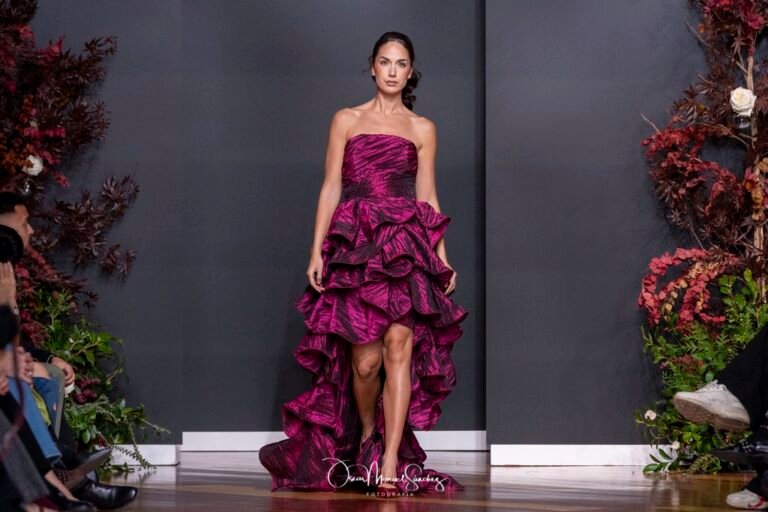 The model ARA JURADO CALERO walks the runway