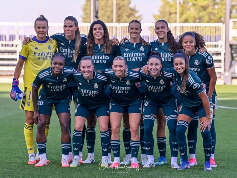 Players of Real Madrid Femenino CF pose for photo