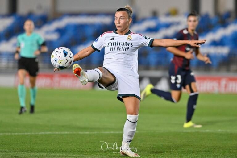 24 ARIANNA CARUSO of Real Madrid CF Femenino controls the ball