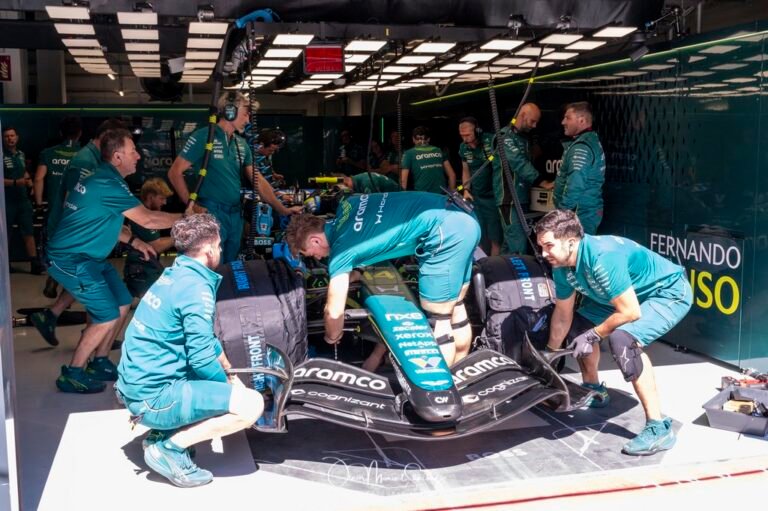The moment they change the nose cone on the car 14 FERNANDO ALONSO – ASTON MARTIN – (ESP)