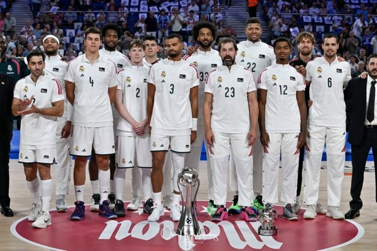The Real Madrid team presenting the Super Cup to their fans